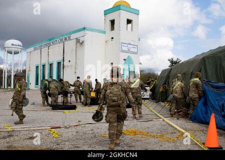 PFC. Elliotte Villafan, spécialiste chimique, biologique, radiologique et nucléaire de la 140e Chemical Company, California Army National Guard, arrive sur les lieux d'une attaque nucléaire notionnelle à Muscatuck, en, le 22 avril 2021. Le scénario teste la capacité des soldats à mener une décontamination de masse et une surveillance radiologique. Banque D'Images