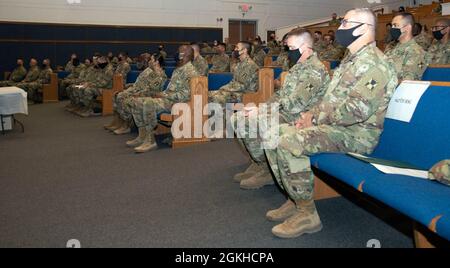 Les soldats affectés à la Force opérationnelle Viper, 5e Brigade blindée, première division de l'Armée de l'Ouest, observent les soldats qui traversent la scène lors d'une cérémonie d'initiation d'officier non commandant à fort Bliss, du 23 au 24 avril 2021. L’événement a célébré les rangs du corps professionnel des NCO et a été conçu pour s’appuyer sur la fierté des NCO. Il sert également à honorer la mémoire des NCO qui ont servi avec fierté et distinction alors que le 5e AR BDE continue de s’associer avec les unités de la Garde nationale et de la Réserve pour les préparer à se déployer dans la voie du mal et à retourner à leur famille par la suite. Banque D'Images