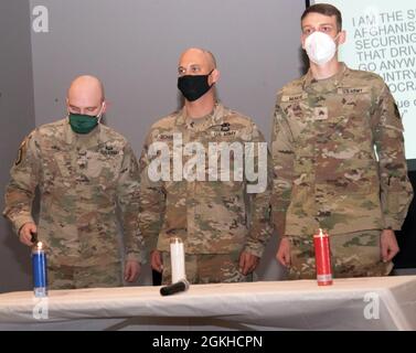 Les soldats affectés à la Force opérationnelle Viper, 5e Brigade blindée, première division de l'Armée de terre Ouest, éclairent trois bougies qui symbolisent les valeurs des officiers non commissionnés lors d'une cérémonie d'initiation des officiers non commissionnés à fort Bliss, du 23 au 24 avril 2021. L’événement a célébré les rangs du corps professionnel des NCO et a été conçu pour s’appuyer sur la fierté des NCO. Il sert également à honorer la mémoire des NCO qui ont servi avec fierté et distinction alors que le 5e AR BDE continue de s’associer avec les unités de la Garde nationale et de la Réserve pour les préparer à se déployer dans la voie du mal et à retourner à leur famille par la suite. Banque D'Images