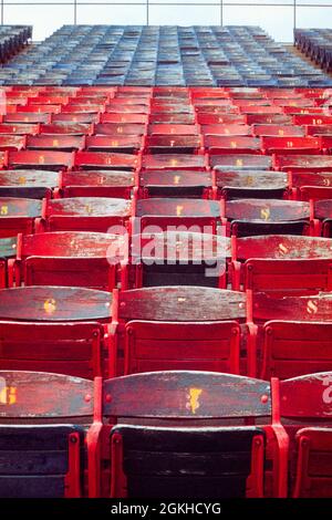 LES SIÈGES VIDES DES ANNÉES 80 LES CHAISES DES SPORTS LA PEINTURE DE L'ARÈNE EST TRÈS ABÎMÉE ET PORTÉE PAR L'UTILISATION LES SIÈGES SE REPLIENT DANS LE DOSSIER DE LA CHAISE - KI7236 AND001 HARS SIÈGES LES VENTILATEURS DE L'ARÈNE VACANTS PLIENT LES SIÈGES FORTEMENT NUMÉROTÉS THRONG L'UTILISATION DES SIÈGES USÉS PAR L'USURE PAR L'USURE PAR L'USURE PAR L'USURE L'ESPACE PUBLIC À L'ANCIENNE Banque D'Images