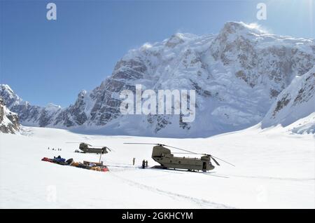 Deux hélicoptères CH-47 Chinook de la Bravo Company, 1er Bataillon, 52e Aviation Regiment, basés à fort Wainwright, sont stationnés sur le glacier Kahiltna, dans le parc national Denali, alors que les équipages déchargent l'équipement et les fournitures pour le service des parcs nationaux. L'unité fournit une aide annuelle pour les fournitures volantes au camp de base situé à 7,200 pieds d'altitude. Banque D'Images