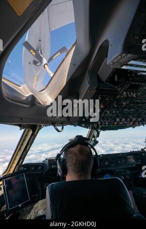 Le Maj James Johnson, pilote du 3e Escadron de transport aérien, prépare un C-17 Globemaster III pour un ravitaillement aérien à partir d'une 171e Escadre de ravitaillement en vol KC-135 Stratotanker, affectée à la Garde nationale aérienne de Pennsylvanie, au-dessus de l'Ohio, le 22 avril 2021. Le 3e AS s'entraîne pour soutenir l'engagement mondial par la livraison directe des équipements de théâtre critiques et pour assurer la préparation au combat des équipages C-17 du Commandement de la mobilité aérienne. Banque D'Images