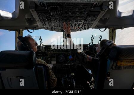 De gauche à droite, le Maj James Johnson et le 1er lieutenant Forrest Doss, tous deux pilotes du 3e Escadron de transport aérien, font voler un C-17 Globemaster III lors d'un vol d'entraînement local au-dessus de l'Ohio, le 22 avril 2021. Le 3e AS s'entraîne pour soutenir l'engagement mondial par la livraison directe des équipements de théâtre critiques et pour assurer la préparation au combat des équipages C-17 du Commandement de la mobilité aérienne. Banque D'Images