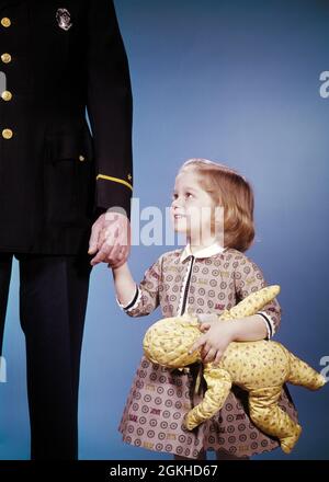 ANNÉES 1960 PETITE FILLE AVEC JOUET JAUNE POUPÉE TENANT LA MAIN DE POLICIER L'AIDANT - KJ1494 HAR001 HARS NOSTALGIE VIEILLE MODE 1 POLICIER JUVÉNILE VISAGE SERVIR PERDU HEUREUX JOIE STYLE DE VIE FEMMES STUDIO ESPACE DE COPIE DE TIR DEMI-LONGUEUR PERSONNES S'OCCUPANT HOMMES ORDRE OFFICIER LES EXPRESSIONS FONT CONFIANCE À COP POUR PROTÉGER LES AVENTURES GAIES ET LES OCCUPATIONS À ANGLE BAS SOURIT LES UNIFORMES CONCEPTUELS CONFIANTES JOYEUX OFFICIERS DIGNES DE CONFIANCE POLICIERS COPS JEUNES DE CROISSANCE ADULTE MOYEN ADULTE HOMME MOYEN-ADULTE BADGES RACE BLANCHE HAR001 OLD FASHIONED Banque D'Images