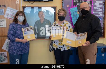Kyler Stephensen (à gauche), Kristen Rathbun (au milieu) et Mark Stephensen II reçoivent leur NIP de membre de la famille Gold Star, le 22 avril 2021, à la base aérienne de Mountain Home, Idaho. Les trois font partie du programme de la famille Gold Star, qui reconnaît les familles d'aviateurs tombés au combat ou en déploiement. Banque D'Images
