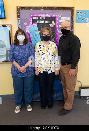 Kyler Stephensen (à gauche), Kristen Rathbun (au milieu) et Mark Stephensen II (à droite) posent pour une photo, le 22 avril 2021, à la base aérienne de Mountain Home, Idaho. Pour Rathbun, c'est la première fois qu'elle visite Stephensen Elementary. Banque D'Images