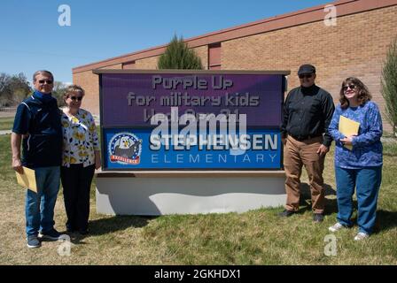 Vern Rathbun (à l'extrême gauche), Kristen Rathbun, (à gauche) Mark Stephensen II (à droite) et Kyler Stephensen (à l'extrême droite) posent pour une photo, le 22 avril 2021, à la base aérienne de Mountain Home, Idaho. Le programme de la famille Gold Star soutient les civils qui ont perdu un être cher au combat tout en servant les militaires. Banque D'Images