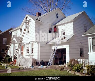 ANNÉES 1970 QUATRE HOMMES PROFESSIONNELS DE L'ÉQUIPAGE PEIGNANT L'EXTÉRIEUR D'UN PANNEAU BLANC EN BOIS MAISON DE BANLIEUE DE DEUX ÉTAGES - KP2315 SHE001 HARS PERSONNES RÉSIDENTIEL HOMMES RISQUE BÂTIMENTS PROFESSION BUTS SUCCÈS COMPÉTENCE PROFESSION BONHEUR COMPÉTENCES PROTECTION SERVICE À LA CLIENTÈLE CARRIÈRES CONNAISSANCES EXTÉRIEURES FAIBLE ANGLE TRAVAIL FIERTÉ EMPLOI MAISONS ÉCHELLES PROFESSIONS RÉSIDENCE EMPLOYÉ ÉLÉGANT CLAPBOARD ADULTE MOYEN-ADULTE HOMME PEINTRES PLUSIEURS JEUNE HOMME ADULTE CAUCASIEN L'ETHNICITÉ LABOURANT L'ANCIEN MODE Banque D'Images