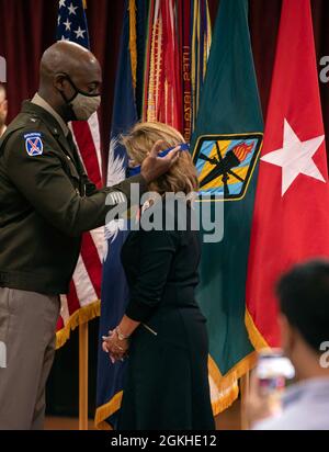 Fort Jackson Commandant Brig. Le général Milford H. « Beags » Beagle Jr. Place un ruban autour du cou de Madelyn Mercado pendant son initiation au fort Jackson Hall of Fame le 22 avril au NCO Club en poste. Banque D'Images