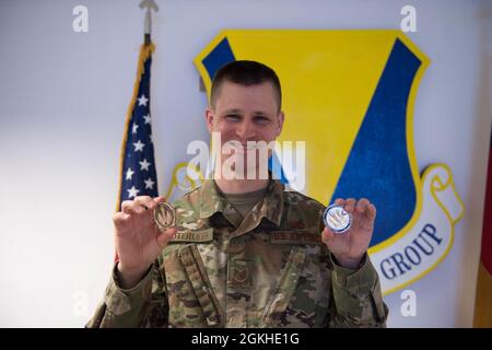 U.S. Air Force Tech. Sgt. Matthew Lauterlein, 86e analyste de gestion de la maintenance du Groupe de maintenance et officier en charge, montre les pièces reçues pour avoir été reconnues comme aéroglisseur de la semaine à la base aérienne de Ramstein, en Allemagne, le 22 avril 2021. La mise en œuvre de Power BI par Lauterlein a amélioré la formation et l'efficacité tout en garantissant que des informations correctes sont disponibles pour le 86e MXG et la direction de WiNG. Banque D'Images