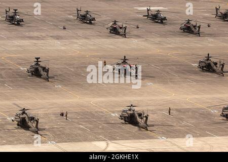 Les soldats de l'aviation affectés au 1-229e Bataillon de reconnaissance d'assaut, 16e Brigade de l'aviation de combat mènent un exercice de préparation au déploiement d'urgence pour démontrer les capacités des nouveaux hélicoptères Apache AH-64E version 6 sur la base interarmées Lewis-McChord, Washington, le 22 avril 2021. Le bataillon du requin tigre est la première unité opérationnelle de l’Armée à recevoir la V6, l’hélicoptère de combat le plus avancé à ce jour. Banque D'Images