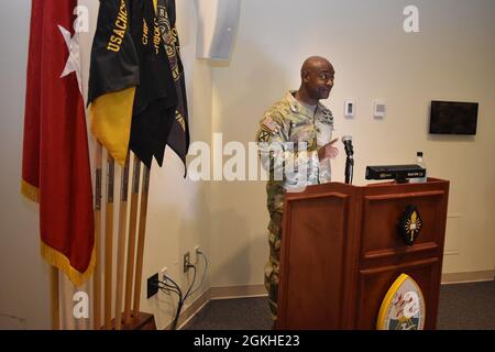 Commandant de fort Jackson, Brig. Le général Milford H. « Beags » Beagle Jr., fait des remarques lors de la cérémonie de remise des diplômes pour la classe 21-001 du cours de leadership de base des officiers de l'aumônier de l'Armée de terre à fort Jackson le 22 avril. Banque D'Images