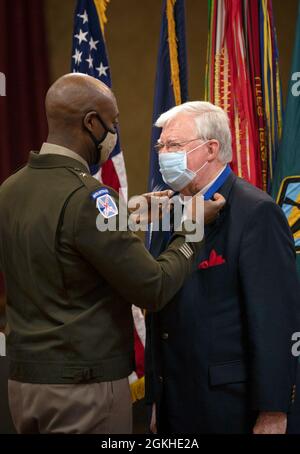 Fort Jackson Commandant Brig. Le général Milford H. « Beags » Beagle Jr. Place un ruban autour du cou de Joe Pinner pendant l'induction de Pinner dans le fort Jackson Hall of Fame le 22 avril au NCO Club en poste. Banque D'Images