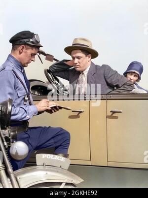 UN POLICIER DE MOTO DES ANNÉES 1920 QUI ÉCRIT UN BILLET RAPIDE POUR UN COUPLE ASSIS DANS UNE BERLINE CONVERTIBLE À QUATRE PORTES - M1080C HAR001 HARS MOTO NOSTALGIE VIEILLE MODE AUTO 1 POLICIER MOTEUR SERVIR VÉHICULE JEUNE ADULTE SÉCURITÉ MODE DE VIE VITESSE FEMMES BILLET GROGNUP TRANSPORT COPIE ESPACE DAMES FROGNEZ DES PERSONNES LUNETTES ADULTES DANGER AUTOMOBILE LES MÂLES RISQUE DE TRANSPORT RISQUE FROGNER LES FORCES DE L'ORDRE COP PROTÉGER ET SERVIR L'OCCUPATION PROTECTION DE LA TÊTE ET DES ÉPAULES PROTECTION DANGEREUSE SEDAN MOTOR VEHICLE AUTOS CLOCHE AUTORITÉ RISQUÉE OCCUPATIONS DE VOITURES DANGEREUSES INFRACTION DE VITESSE AUTOMOBILE RAMPANTE Banque D'Images