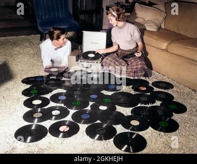 COUPLE ADOLESCENT DES ANNÉES 1950 JOUANT DE NOMBREUX DISQUES DE MUSIQUE DE VINYLE RÉPARTIS SUR LE SOL DE SALON - M763C DEB001 DATE DU JOUEUR DE HARS INTÉRIEUR ENREGISTREMENT À L'ÉCOUTE COUPLE NOSTALGIQUE ROMANCE ALLER ALBUM RELATION VIEUX TEMPS ARCHIVE NOSTALGIE FRÈRE VIEILLE MODE SŒUR 1 DJ JUVÉNILE CANAPÉ COMMUNICATION AMI JEUNE ADULTE TAPIS COLLECTION STYLE DE VIE ÉCOUTER RELATION VELOURS MAISON VIE COPIE ESPACE AMITIÉ PLEINE LONGUEUR SHAG BOYFRIEND ADOLESCENT FILLE ADOLESCENT GARÇON DIVERTISSEMENT AMERICANA PARTAGER JOCKEY PORTABLE B&W PARTENAIRE PHONOGRAPHE SAMEDI DATING PETITE AMIE BONHEUR ARCHIVE SALON PHONOGRAPHES DISQUE CHANSON DE LOISIRS DE CHOIX Banque D'Images