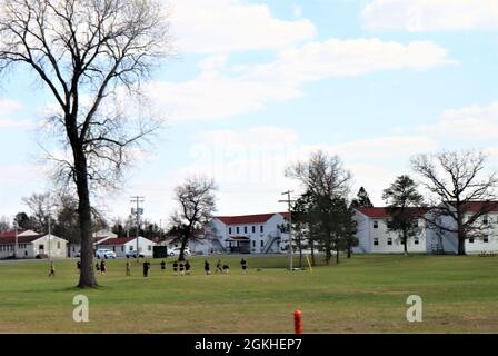 Les membres du service à l'installation pour la formation tiennent une formation physique le 22 avril 2021, à fort McCoy, Wisconsin. Banque D'Images