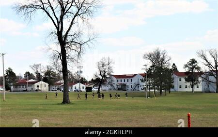 Les membres du service à l'installation pour la formation tiennent une formation physique le 22 avril 2021, à fort McCoy, Wisconsin. Banque D'Images