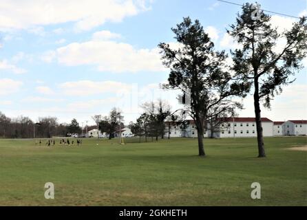 Les membres du service à l'installation pour la formation tiennent une formation physique le 22 avril 2021, à fort McCoy, Wisconsin. Banque D'Images