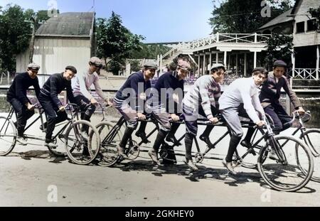 ANNÉES 1890 1900 DÉBUT DU SIÈCLE UN GRAND GROUPE D'HOMMES SUR DES VÉLOS SIMPLES EN TANDEM ET À QUATRE PLACES - O2811C HAR001 HARS PAIRE 4 ACTION OLD TIME PISTE COURSE NOSTALGIE VIEILLE MODE 1 SIÈGE JUVÉNILE BEAUCOUP TANDEM TRAVAIL D'ÉQUIPE COMPÉTITION TOURNER STYLE DE VIE VÉLO GROGNUP COPIE ESPACE AMITIÉ PLEINE LONGUEUR PERSONNES MÂLES PÉDALE ENSOLEILLÉE B&W ACTIVITÉ LOISIRS LOISIRS LE TOURNANT DU SIÈCLE DU VÉLO CYCLISME CHAMPS DE FOIRE RÉCRÉATION VÉLO MANLY MEMBRES QUAD ADOLESCENTS ACTIONS COOPÉRATION LUMIÈRE DU JOUR MINEURS MEMBRE PÉDALING RACETRACK TOGETHERNESS JEUNE ADULTE HOMME NOIR ET L'ETHNIE BLANCHE CAUCASIENNE HAR001 ANCIEN MODE Banque D'Images