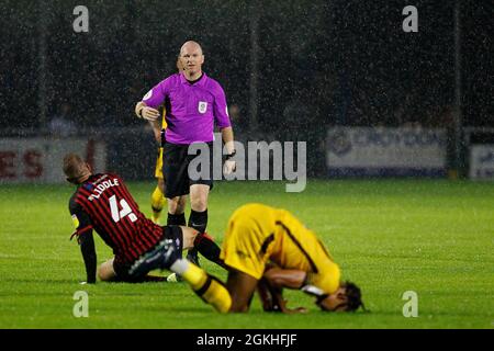 Sutton, Royaume-Uni. 14 septembre 2021. Arbitre, Simon Hooper regarde Gary Liddle de Hartlepool United commet une faute lors du match EFL Sky Bet League 2 entre Sutton United et Hartlepool United à Gander Green Lane, Sutton, en Angleterre, le 14 septembre 2021. Photo de Carlton Myrie. Utilisation éditoriale uniquement, licence requise pour une utilisation commerciale. Aucune utilisation dans les Paris, les jeux ou les publications d'un seul club/ligue/joueur. Crédit : UK Sports pics Ltd/Alay Live News Banque D'Images