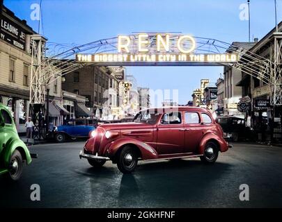 VOITURES DES ANNÉES 1930 ROULANT LA NUIT SOUS LE PANNEAU D'ARCHE DE NÉON DE LA RUE PRINCIPALE EXCLAMANT LA PLUS GRANDE PETITE VILLE DU MONDE RENO NEVADA USA - Q37296C CPC001 HARS NORTH AMERICAN RESORT JEU TEMPS OFF CHANCE NEON CENTRE URBAIN ARCH VOYAGE AUTOS ESCAPADE CHANCEUX DE LOISIRS À DANS LES VACANCES NEVADA AUTOMOBILES PLUS GRAND CASINO PARI VÉHICULES RENO COMMUNIQUER VACANCES 1937 CHANCE NV OLD FASHIONED Banque D'Images