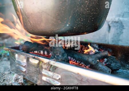 Faire cuire le chou-fleur sur le feu, préparer la soupe ragoût sur le grill en bois, faire cuire à l'extérieur Banque D'Images