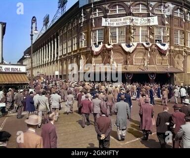 ANNÉES 1940 OCTOBRE 1947 LES FANS DE BASEBALL DE DODGER SE DÉVERSENT DANS L'ENTRÉE PRINCIPALE EBBETS FIELD BROOKLYN BOROUGH NEW YORK CITY USA - Q47464C CPC001 HARS PERSONNES INSPIRATION MÂLES NY PRINCIPAUX SPECTATEURS BROOKLYN COMBINAISON DE SUCCÈS ET DE CRAVATE RÊVES POUR LES LOISIRS OVERCOAT EXCITATION VOYAGE NORD-EST ÉTATS-UNIS FIERTÉ DANS 1947 NYC SPORTS PROFESSIONNELS PARDESSUS DODGER NEW YORK JOUR ÉVASION SPECTATEUR DODGERS NEW YORK CITY EBBETS OCTOBRE JEU DE BALLE SPORT DE BALLE QUARTIER EBBETS FANS DE TERRAIN FLATBUSH DÉTENTE TOGETHNESS MAJOR LEAGUE OLD FASHIONED Banque D'Images