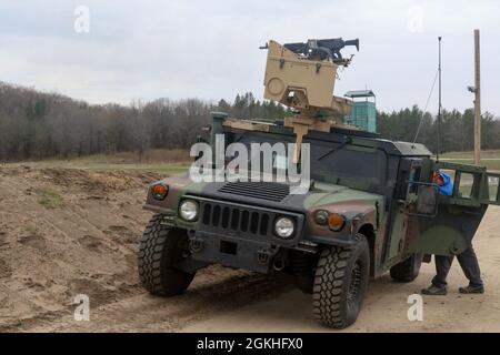 Les soldats de la Réserve de l'Armée des États-Unis ont mené un tir de familiarisation à la station d'armes à distance (CORNEILLES) de la Common lorsqu'ils se sont rendus à fort McCoy (Wisc.), le 23 avril 2021. Les CORNEILLES permettent aux soldats d'engager à distance des cibles avec un feu de précision lorsqu'ils sont en déplacement ou à l'arrêt. Banque D'Images