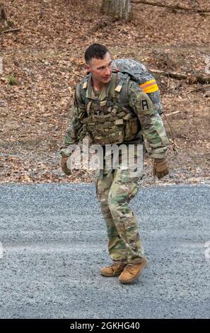 Sgt. Ronald Roden, meilleur combattant de la 188ème Brigade d'infanterie, a regardé en arrière pour voir tous les concurrents derrière lui pour la marche de 12 miles pour la première course de meilleur guerrier de l'armée avril 23, à fort McCoy, au Wisconsin. Le voyage arrive à sa fin, Il ne reste plus qu'un seul événement pour trouver le meilleur guerrier de la première armée. Banque D'Images