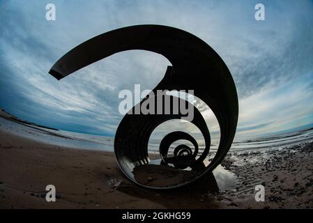 Mary's Shell à Cleveleys Around Sunset - sculpture publique en métal d'art par Stephen Broadbent, Cleveleys Beach, Fylde Coast of Lancashire, Angleterre. Banque D'Images