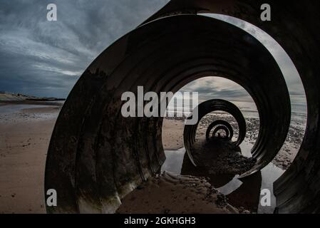 Mary's Shell à Cleveleys Around Sunset - sculpture publique en métal d'art par Stephen Broadbent, Cleveleys Beach, Fylde Coast of Lancashire, Angleterre. Banque D'Images