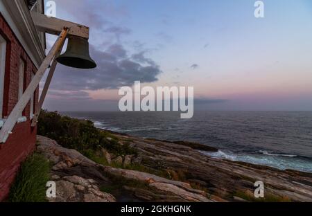 Phare de Pemaquid point à Bristol, Maine, au coucher du soleil, en soirée d'été Banque D'Images