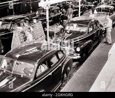 ANNÉES 1940 ÉQUIPE QUALIFIÉE D'HOMMES ANONYMES TRAVAILLANT SUR UNE CHAÎNE DE MONTAGE AUTOMOBILE QUI FABRIQUE 1946 VOITURES CHEVROLET À FLINT MICHIGAN, ÉTATS-UNIS - Q74077 CPC001 HARS B&W D'ÂGE MOYEN CHEVROLET AMÉRIQUE DU NORD HOMME D'ÂGE MOYEN AMÉRIQUE DU NORD COMPÉTENCES PROFESSIONNELLES GRAND ANGLE APTITUDES AUTOMOBILES GRAND ANGLE CARRIÈRES TRAVAIL DANS DE SUR L'EMPLOI LES PROFESSIONS DE FABRICATION MOTION BLUR AUTOMOBILES VÉHICULES 1946 FLINT QUALIFIÉ ANONYME EMPLOYÉ MOYEN-ADULTE HOMME MOYEN-ADULTE L'ETHNIE CAUCASIENNE NOIRE ET BLANCHE LAPIÇANT MI À L'ANCIENNE Banque D'Images