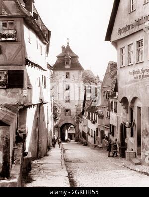 TOUR KOBELZELLER DES ANNÉES 1950 DANS LA VILLE MÉDIÉVALE FORTIFIÉE ROTHENBERG OB DER TAUBER CETTE RUE EST JUSTE À CÔTÉ DU PLONLEIN BAVARIA ALLEMAGNE - R4186 HAR001 HARS FEMMES ALLEMAGNE PERSONNES SCENIC INSPIRATION HOMMES JUSTE BÂTIMENTS EUROPE B&W TOWER RÊVES STRUCTURE HAUTE ANGLE AVENTURE PROPRIÉTÉ EUROPÉENNE EXTÉRIEUR BAVIÈRE IMMOBILIER 13ÈME SIÈCLE STRUCTURES DER EDIFICE OB TAUBER CHARMANT JUVÉNILES MURÉS NOIR ET HAR001 BLANC À L'ANCIENNE Banque D'Images