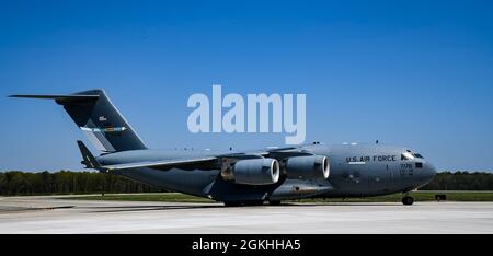 Un taxi C-17 Globemaster III qui descend la ligne de vol à la base aérienne de Douvres, Delaware, le 23 avril 2021. Le C-17 peut descendre et atterrir sur des pistes aussi courtes que 3,500 pieds et seulement 90 pieds de large. Même sur des pistes aussi étroites, le C-17 peut tourner avec un virage en étoile à trois points et sa capacité de marche arrière. Banque D'Images