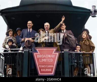 GROUPE DES ANNÉES 1930 FAMILLE HOMMES FEMMES ENFANTS SUR LA PLATE-FORME D'OBSERVATION DE VOITURE DE SALON PLATE-FORME DE TRAIN HOMME SENIOR AGITANT - R5982C HAR001 HARS MARI DAD VOYAGE MOM NOSTALGIQUE CHEMIN DE FER COULEUR RELATION MÈRES AÎNÉS TEMPS NOSTALGIE VIEILLE MODE 1 JUVÉNILE BEAUCOUP COMMUNICATION VACANCES CHEMIN DE FER GRAND-PÈRE FILS GRANDS-PARENTS FAMILLES HISTOIRE STYLE DE VIE FEMMES AÎNÉES GRAND-PARENT MARIS GROGNUP COPIE ESPACE DEMI-LONGUEUR FEMMES FILLES PERSONNES ADULTES HOMMES SENIOR HOMME TRANSPORT ADULTE SENIOR PÈRES CONTACT OCULAIRE FEMME SENIOR TEMPS HORS PLATE-FORME BONHEUR OLDSTERS OLDSTER VOYAGE ESCAPADE L'EXCITATION DE LA PAPAS Banque D'Images