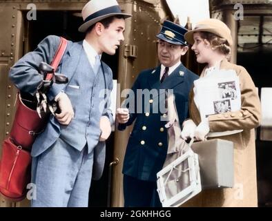 UN COUPLE DES ANNÉES 1930 DEBOUT EN TRAIN INQUIET HOMME AVEC DES CLUBS DE GOLF UNE FEMME AVEC UN CHEF DE RAQUETTE DE TENNIS DEMANDANT UN BILLET MAL PLACÉ - R6066C HAR001 HARS MYSTÈRE MODE DE VIE FEMMES BILLET CONJOINT MARIÉ ÉPOUX DEMI-LONGUEUR DAMES DEMANDANT AUX PERSONNES MÂLES RISQUE TRANSPORT PARTENAIRE D'ÂGE MOYEN MOYEN ÂGE HOMME TEMPS HORS-COSTUME ET CRAVATE DÉCOUVERTE ESCAPADE EXCITATION VACANCES OCCUPATIONS EMBARRASSÉ À LA RECHERCHE DE CLUBS DE GOLF STYLÉS MI-ADULTE MI-ADULTE HOMME MAL PLACÉ PRESSÉ TOGETHERNESS TRAINMAN VACANCES ÉPOUSES JEUNE HOMME ADULTE JEUNE FEMME ADULTE ORIGINE ETHNIQUE CAUCASIENNE HAR001 BILLET PERDU TENNIS À L'ANCIENNE RAQUETTES Banque D'Images