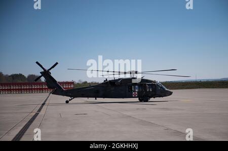 Un hélicoptère UH-60 Black Hawk transportant des membres de la 30e brigade médicale de l'armée américaine atterrit sur la ligne de vol pour se préparer à « dépoussiérer » un patient de simulation dans le cadre de l'exercice d'évacuation médicale de Sabre Guardian sur la base aérienne de Ramstein, en Allemagne, le 23 avril 2021. Un « dépoussiérage » est le moment où les membres de l’équipage se préparent à décharger un patient pour le transporter dans un autre avion. Banque D'Images