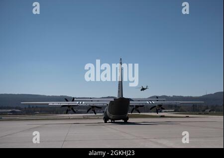 Un hélicoptère UH-60 Black Hawk transportant des membres de la 30e brigade médicale de l'armée américaine se lève après avoir terminé l'exercice d'évacuation médicale de combat de Sabre Guardian avec un avion C-130J Super Hercules sur la base aérienne de Ramstein, en Allemagne, le 23 avril 2021. L'exercice de force conjointe est conçu pour compléter un scénario d'évacuation médicale. Banque D'Images