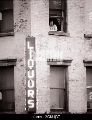 1970 LIQUIDATEURS NÉONS SIGNE SUR LE BÂTIMENT D'APPARTEMENT ANONYME NON IDENTIFIÉ FEMME DANS LA FENÊTRE À L'ÉTAGE BOIRE DE L'ALCOOL - S19063 HAR001 HARS APPARTEMENT B&W TRISTESSE ALCOOLIQUE NÉONS DÉPENDANCE TÊTE ET ÉPAULES ALCOOLISME CHOIX EXTÉRIEUR BAS ANGLE PUISSANT HUMEUR ACCRO CONCEPTUEL CONSOMMER À L'ÉTAGE DÉSAFFECTÉE PETITE RANGÉE DE SKID DÉSAFFECTÉE DÉÇUE DÉCONNECTÉ HABITUDE ADULTE MOYEN-ADULTE FEMME MISÉRABLE NOIR ET BLANC DE DÉPENDANCE ETHNIQUE CAUCASIENNE HAR001 DÉSESPÉRÉ ET DÉMODÉE Banque D'Images