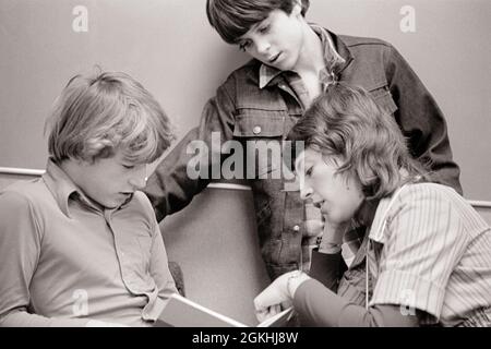 ANNÉES 1970, UNE FEMME ENSEIGNANTE DÉVOUÉE CONCENTRÉE QUI SOULIGNE LA LEÇON DANS LES MANUELS SCOLAIRES TRAVAILLANT AVEC DEUX JEUNES GARÇONS D'ÉCOLE SECONDAIRE - S21220 HAR001 LEÇON HARS JOIE STYLE DE VIE FEMMES DEMI-LONGUEUR FEMMES PERSONNES INSPIRATION HOMMES B&W SUCCÈS TÊTE ET ÉPAULES INSTRUCTEUR DE MANUEL DE FORCE SAVOIR DIRECTION FIERTÉ AUTORITÉ PROFESSIONS ENSEIGNEMENT CONNEXION CONCEPTUEL ÉDUCATEUR ÉLÉGANT SOUTIEN JEUNES ÉDUCATEURS FOCALISÉS IDÉES DE CROISSANCE INSTRUCTEURS JEUNES JEUNES ADULTES FEMME MOYENNE-ADULTE ÉCOLE MOYENNE PRÉ-ADOLESCENCE ÉCOLE PRÉ-ADOLESCENT GARÇON ENSEIGNE NOIR ET BLANC CAUCASIEN ETHNICITÉ DÉDIÉE HAR001 Banque D'Images