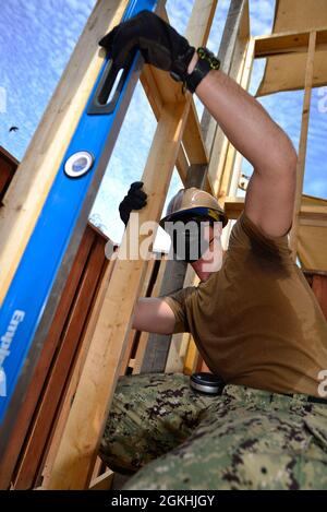 CAMP LEMONNIER, Djibouti (24 avril 2021) Jesse Dyer, de Cross City, Floride, est un bâtisseur de la marine américaine de 2e classe qui vérifie le cadre du bâtiment pour le plomb, la stabilité verticale sur un projet de reconstruction Cantina à Camp Lemonnier, Djibouti, le 24 avril 2021. Le camp Lemonnier est une installation opérationnelle qui permet aux forces américaines, alliées et partenaires d'être là et quand elles sont nécessaires pour assurer la sécurité en Europe, en Afrique et en Asie du Sud-Ouest. Banque D'Images