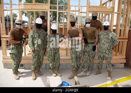 CAMP LEMONNIER, Djibouti (24 avril 2021) les marins du bataillon de construction mobile de la marine américaine, Det 1 posent pour une photo au Camp Lemonnier, Djibouti, le 24 avril 2021. Le camp Lemonnier est une installation opérationnelle qui permet aux forces américaines, alliées et partenaires d'être là et quand elles sont nécessaires pour assurer la sécurité en Europe, en Afrique et en Asie du Sud-Ouest. Banque D'Images