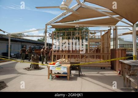 CAMP LEMONNIER, Djibouti (24 avril 2021) Bataillon de construction mobile de la marine américaine 14, Det 1 les marins construisent une nouvelle structure pour remplacer l'ancien bar Cantina du Camp Lemonnier, Djibouti, le 24 avril 2021. Le camp Lemonnier est une installation opérationnelle qui permet aux forces américaines, alliées et partenaires d'être là et quand elles sont nécessaires pour assurer la sécurité en Europe, en Afrique et en Asie du Sud-Ouest. Banque D'Images