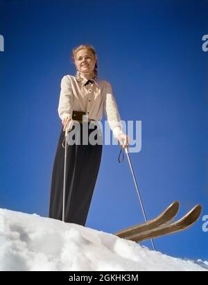 FEMME BLONDE SOURIANTE DES ANNÉES 1940 SKIEUR SUR HILL TOP POUR COMMENCER LE SKI ALPIN HIVER EN PLEIN AIR - W2374C PUN001 HARS SKIS ATHLÈTE TENUE JOIE STYLE DE VIE ADULTES FEMMES PRÊT ADULTE SANTÉ ATHLÉTISME ESPACE COPIE PLEINE LONGUEUR ADULTE ATHLÉTIQUE B&W HIVER LIBERTÉ HIVER SAISON ACTIVITÉ PHYSIQUE OBSERVATEURS AVENTURE HOBBY OBSERVATEUR FORCE HOBBIES LOW ANGLE RÉCRÉATION SPUNKS EXERCICES SAISONS SOURIRES BONNE SANTÉ ATHLÈTES FLEXIBILITÉ MUSCLES OBSERVER LES MODES STYLÉS OBSERVER LA SAISON JEUNE FEMME ADULTE NOIR ET BLANC CAUCASIEN ETHNICITÉ ANCIEN MODE Banque D'Images