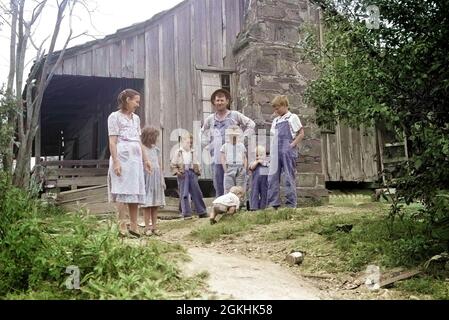 ANNÉES 1930 ANONYME RURAL MONTAGNE HARDSCRABBLE APPALACHIAN FERME FAMILLE MÈRE PÈRE SIX JEUNES ENFANTS À L'EXTÉRIEUR DE LA MAISON DE BATTEN - W5890C LAN001 HARS DÉPRESSION NOSTALGIQUE RELATION MÈRES VIEUX TEMPS FUTUR NOSTALGIE FRÈRE VIEILLE MODE SOEUR PAUVRETÉ 1 JEUNES MONTAGNES PEUR GRANDIR FILS FAMILLES HISTOIRE DU MODE DE VIE FEMMES FRÈRES MARIÉS PAUVRES CONJOINT RURAL ÉPOUX ADULTES VIE À LA MAISON 6 FEMMES FILLES FEMMES ADULTES AGRICULTURE MÂLES RISQUE SIX CABINE FRÈRES ET SŒURS PÈRES AGRICULTURE B&W PARTENAIRE TRISTESSE LIBERTÉ PIONNIER GENS HISTOIRE RUSTIQUE BIEN-ÊTRE FORCE BIEN-ÊTRE COURAGE Banque D'Images