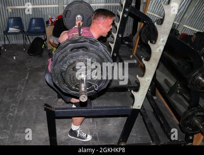 Sergent de l'armée américaine Garrett Moats, membre de la 56th Medical Company (Area support), basée à fort Hood, Texas, affectée au Commandement régional-est, Force du Kosovo, participe à la course de l'ascenseur lors de la 1000 compétition de club de 500 livres au Camp Bondsteel, Kosovo, le 24 avril 2021. Les soldats se rencontrent une fois par trimestre pour participer à l'événement de renforcement d'équipe. Banque D'Images