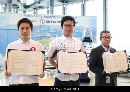 Osaka, Japon. 14 septembre 2021. Le président de SkyDrive, Tomohiro Fukuzawa (C), a signé un accord de partenariat avec le gouverneur d'Osaka, Hirofumi Yoshimura (L), et le maire d'Osaka, Ichiro Matsui (R), à Osaka, dans l'ouest du Japon, le mardi 14 septembre 2021. Osaka accueillera l'exposition mondiale en 2025 et s'attend à ce qu'un service de taxi aérien soit lancé à l'occasion de l'événement. Credit: Yoshio Tsunoda/AFLO/Alay Live News Banque D'Images