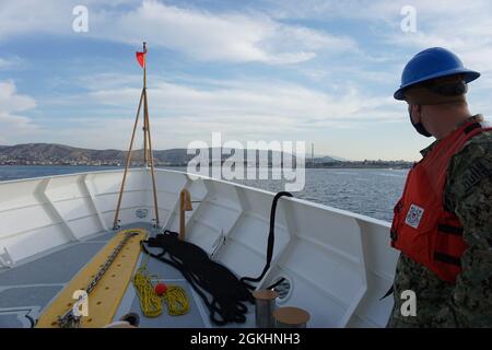 ATHÈNES (Grèce) (26 avril 2021) deuxième classe l'officier de Petty John Kishbaugh de l'USCGC Charles Molthrope (WPC 1141) se prépare à l'arrivée du Cutter à Athènes (Grèce) le 26 avril 2021. Charles Molthrope et USCGC Robert Goldman (WPC 1142) sont en route vers leur nouveau homeport à Bahreïn en soutien à la Cinquième flotte américaine de la Marine et aux forces de patrouille de la Garde côtière américaine en Asie du Sud-Ouest. Dans le domaine de responsabilité de la Sixième flotte de la Marine des États-Unis, les équipages sousoutiennent les engagements avec les pays partenaires en renforçant les relations et en démontrant notre engagement continu envers la sécurité maritime mondiale an Banque D'Images