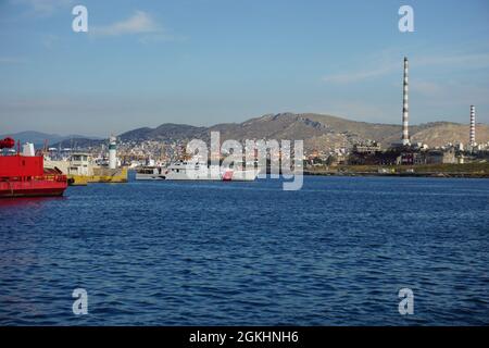 ATHÈNES, Grèce (le 26 avril 2021) USCGC Robert Goldman (WPC 1142) arrive à Athènes, Grèce le 26 avril 2021.USCCharles Molthrope (WPC 1141) et Robert Goldman sont en route vers leur nouveau homeport à Bahreïn en soutien à la Cinquième flotte américaine et aux forces de patrouille de la Garde côtière américaine en Asie du Sud-Ouest. Dans le domaine de responsabilité de la Sixième flotte de la Marine des États-Unis, les équipages soueront des engagements avec les pays partenaires en renforçant les relations et en démontrant notre engagement continu à l’égard de la sécurité et de la stabilité maritimes mondiales. Banque D'Images